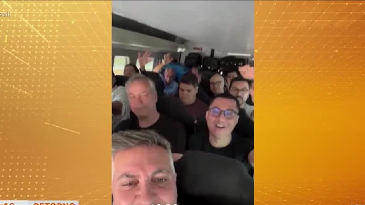 Comitiva brasileira em veículo a caminho de Israel.