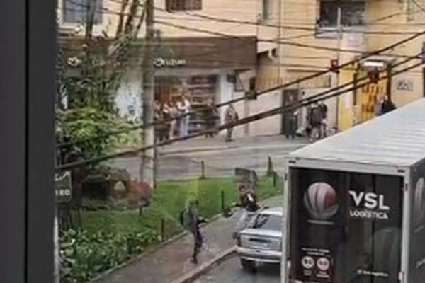 Confusão e briga de trânsito em Nova Friburgo após colisão entre carro e moto.