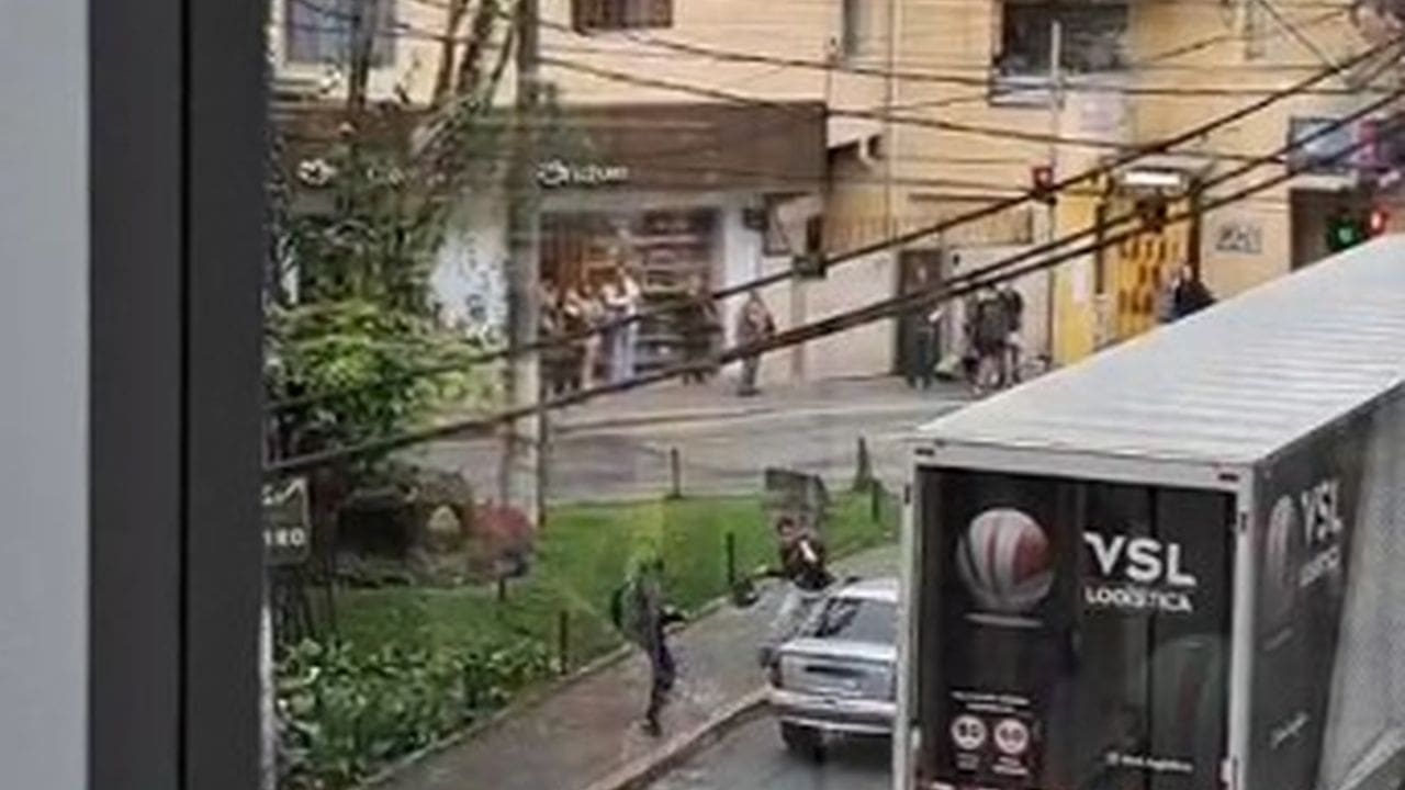 Confusão e briga de trânsito em Nova Friburgo após colisão entre carro e moto.