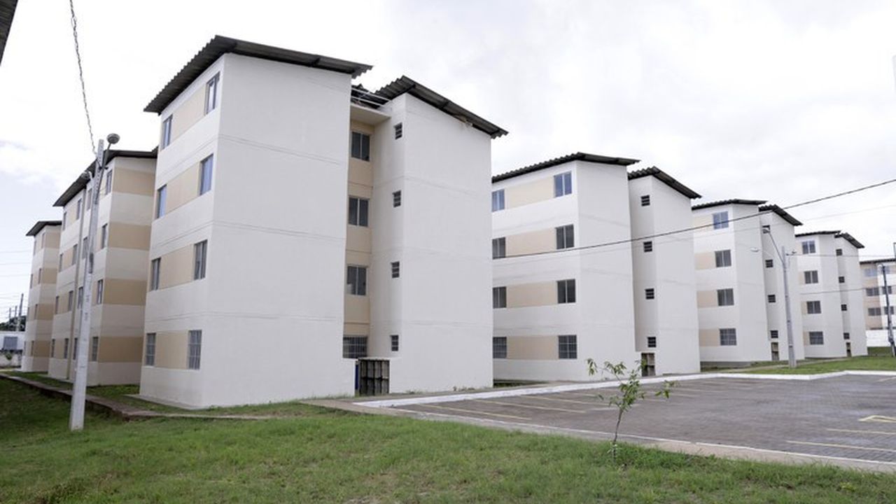 Conjunto habitacional Minha Casa Minha Vida em Olaria, com prédios de apartamentos brancos.