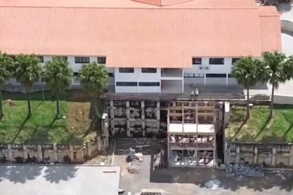 Construção de um hospital, mostrando a estrutura e o progresso das obras.