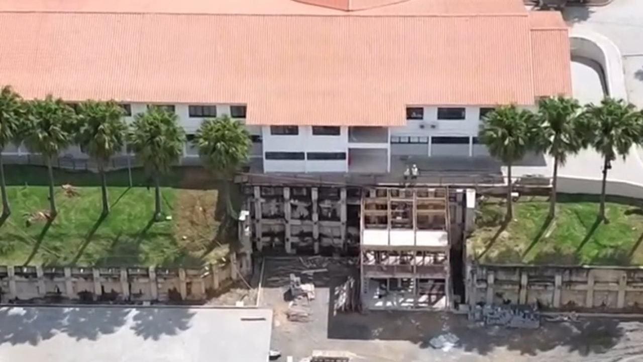 Construção de um hospital, mostrando a estrutura e o progresso das obras.