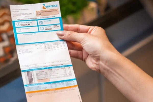 Conta de energia Energisa sendo segurada por uma mão