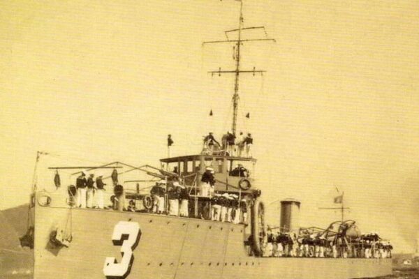 Contratorpedeiro da Marinha do Brasil em atividade, com a identificação '3' no casco.