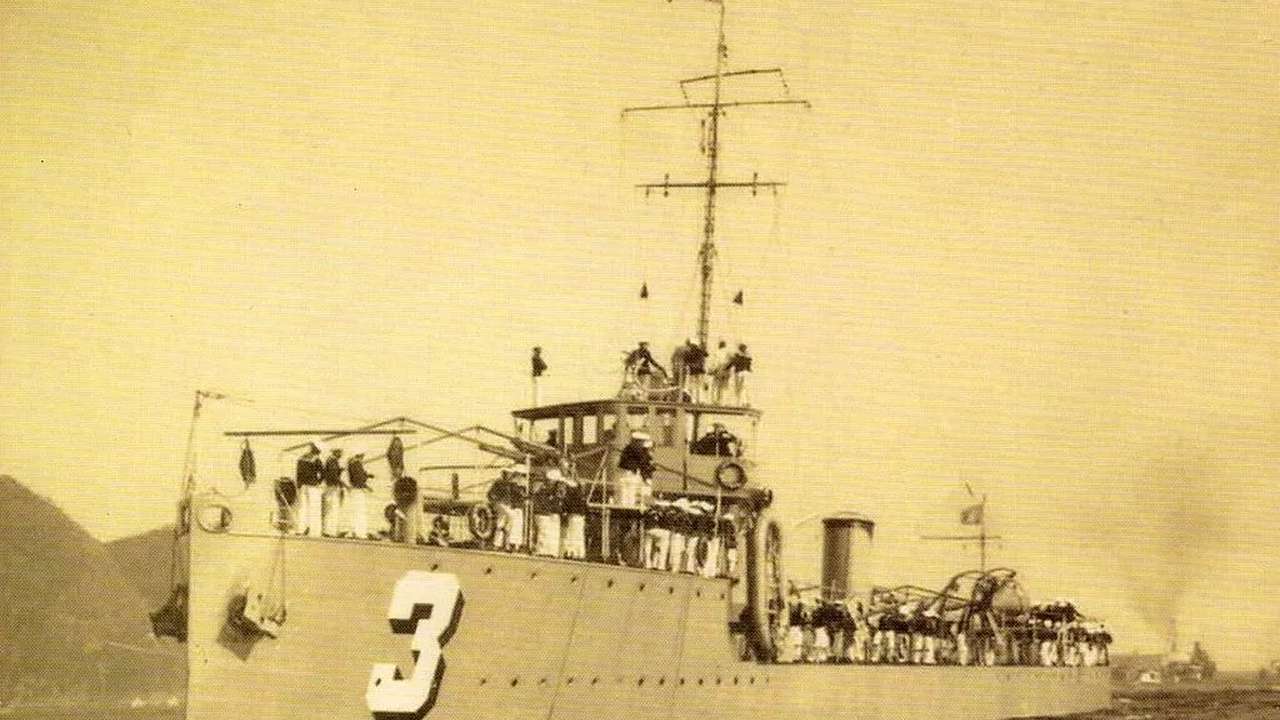 Contratorpedeiro da Marinha do Brasil em atividade, com a identificação '3' no casco.