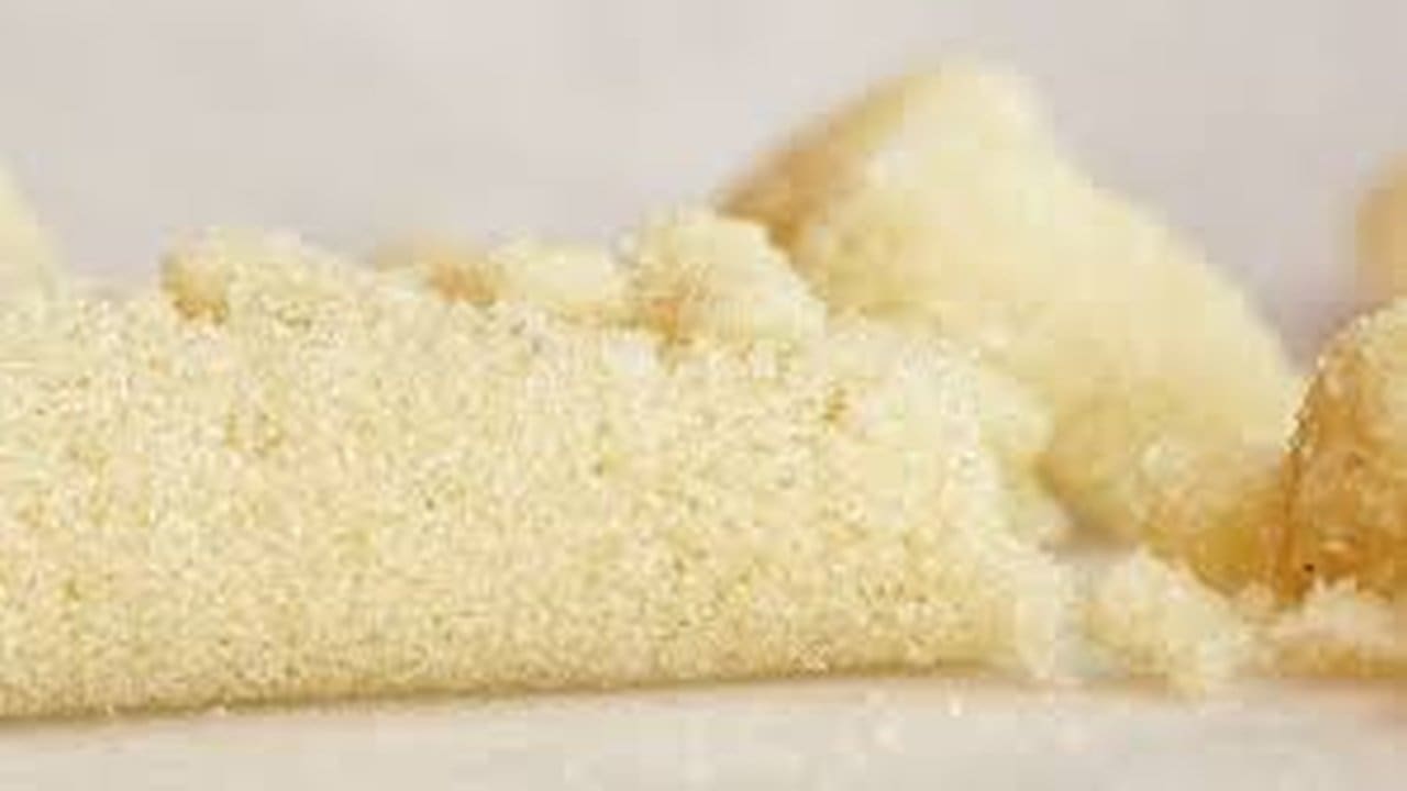 Cristais de Ice, droga sintética, em close-up, com foco na textura granular.
