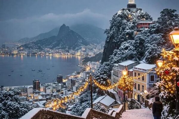 Cristo Redentor em paisagem nevada no Rio de Janeiro, com vista panorâmica da cidade.
