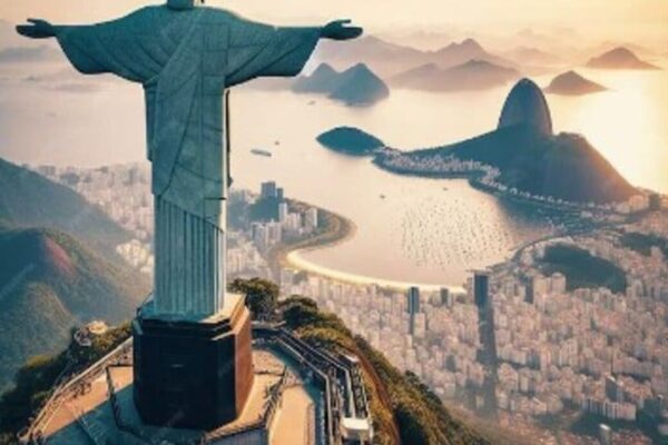 Cristo Redentor no Rio de Janeiro, com o Pão de Açúcar ao fundo, em um dia ensolarado.
