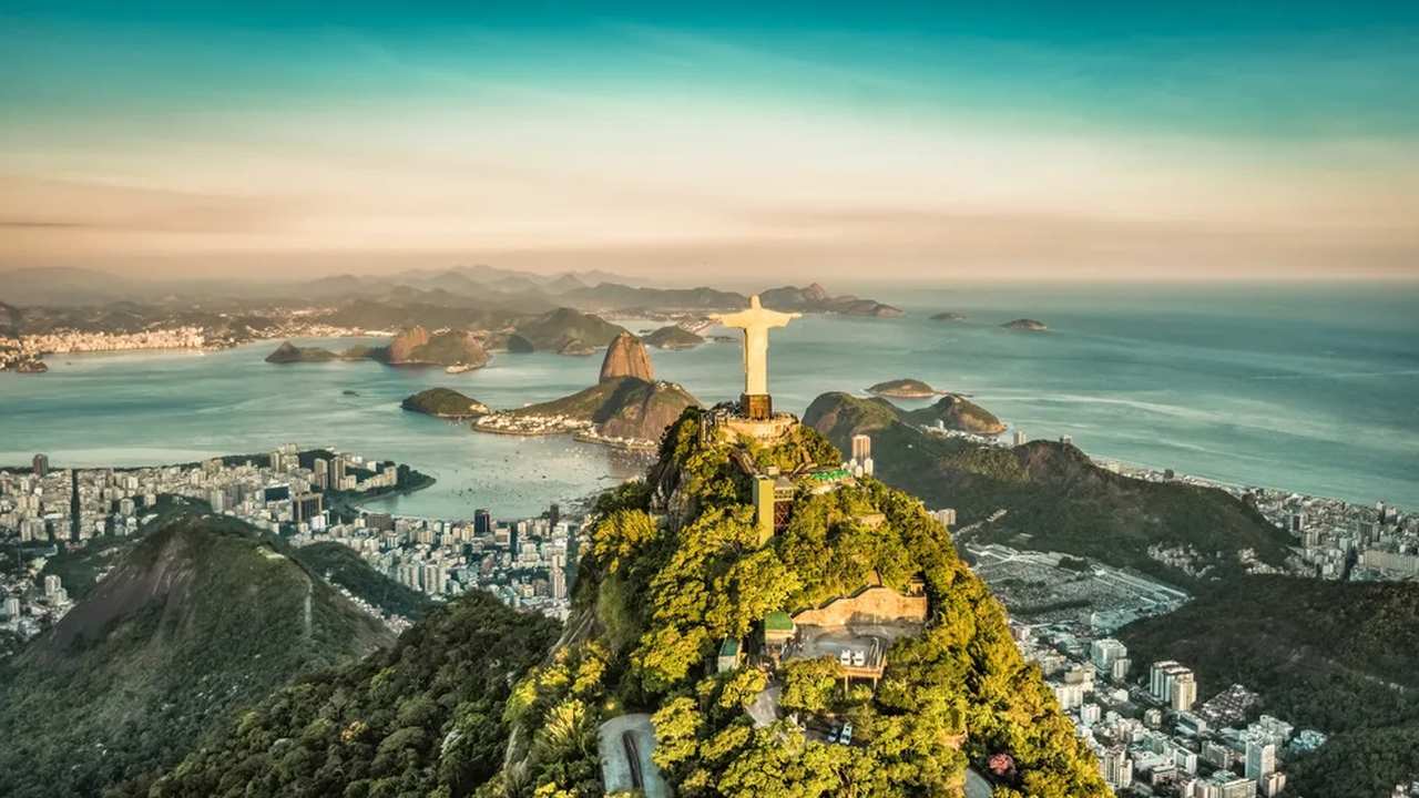 Cristo Redentor no Rio de Janeiro, com vista panorâmica da cidade e baía.