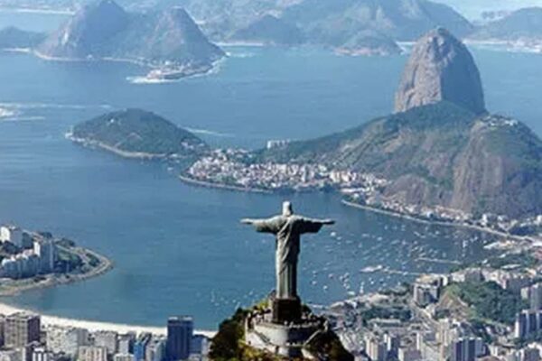 Cristo Redentor no Rio de Janeiro, com vista panorâmica da cidade e da Baía de Guanabara.