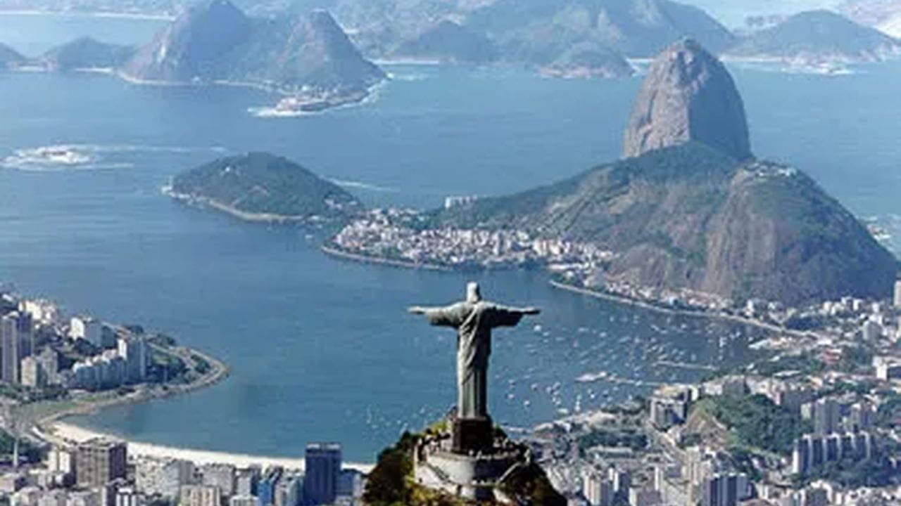Cristo Redentor no Rio de Janeiro, com vista panorâmica da cidade e da Baía de Guanabara.