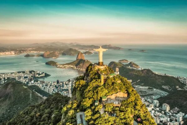 Cristo Redentor no Rio de Janeiro com vista panorâmica da cidade e do mar.