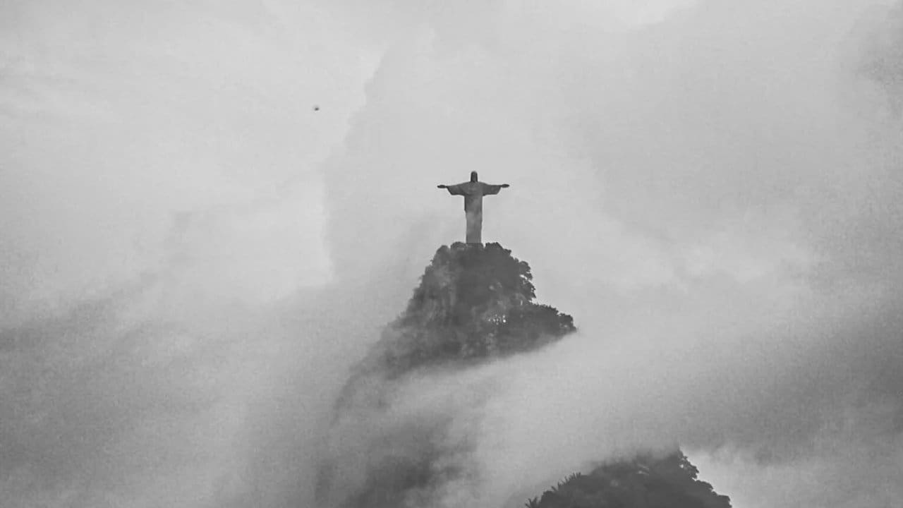 Cristo Redentor no topo do Corcovado, envolto em névoa, Rio de Janeiro.