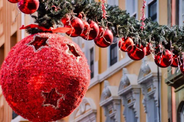 Decoração de Natal cancelada no Rio de Janeiro, com enfeites vermelhos e detalhes natalinos.