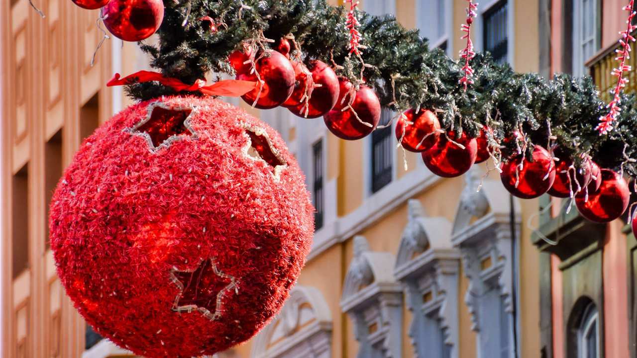 Decoração de Natal cancelada no Rio de Janeiro, com enfeites vermelhos e detalhes natalinos.