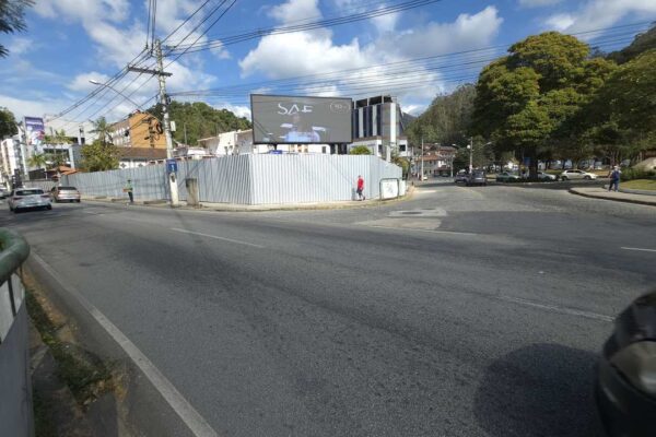 Demolição do Clube do Xadrez em Nova Friburgo com outdoor da SAE ao fundo