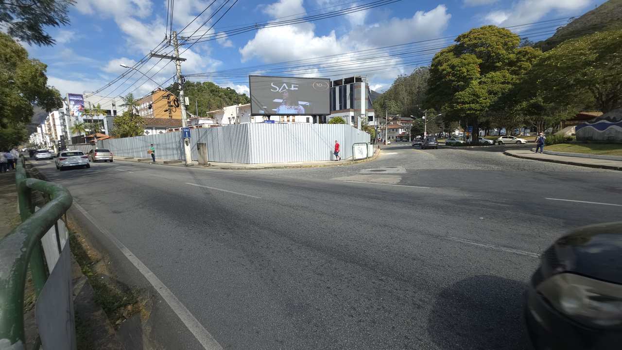 Demolição do Clube do Xadrez em Nova Friburgo com outdoor da SAE ao fundo