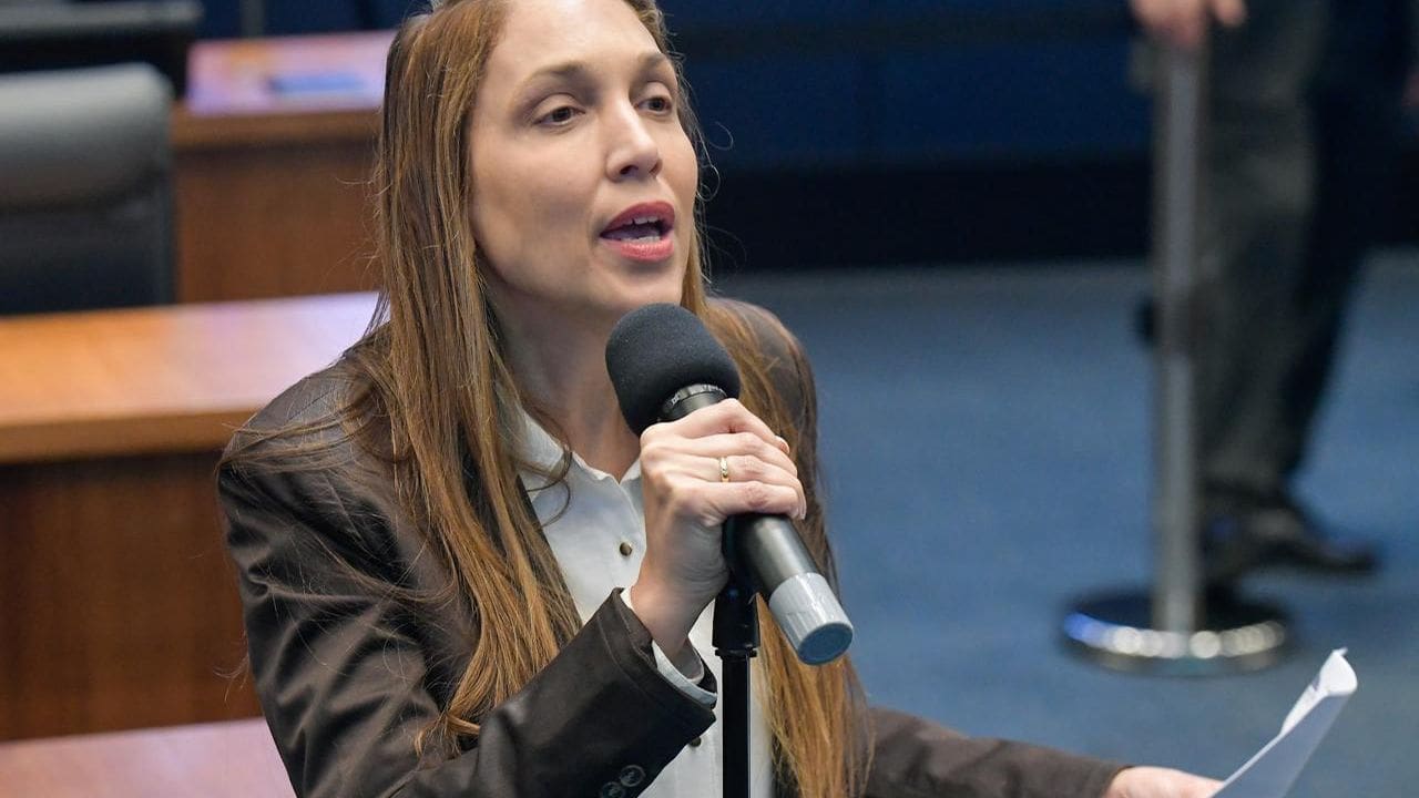 Deputada fala ao microfone sobre o não pagamento do piso da enfermagem em Petrópolis.