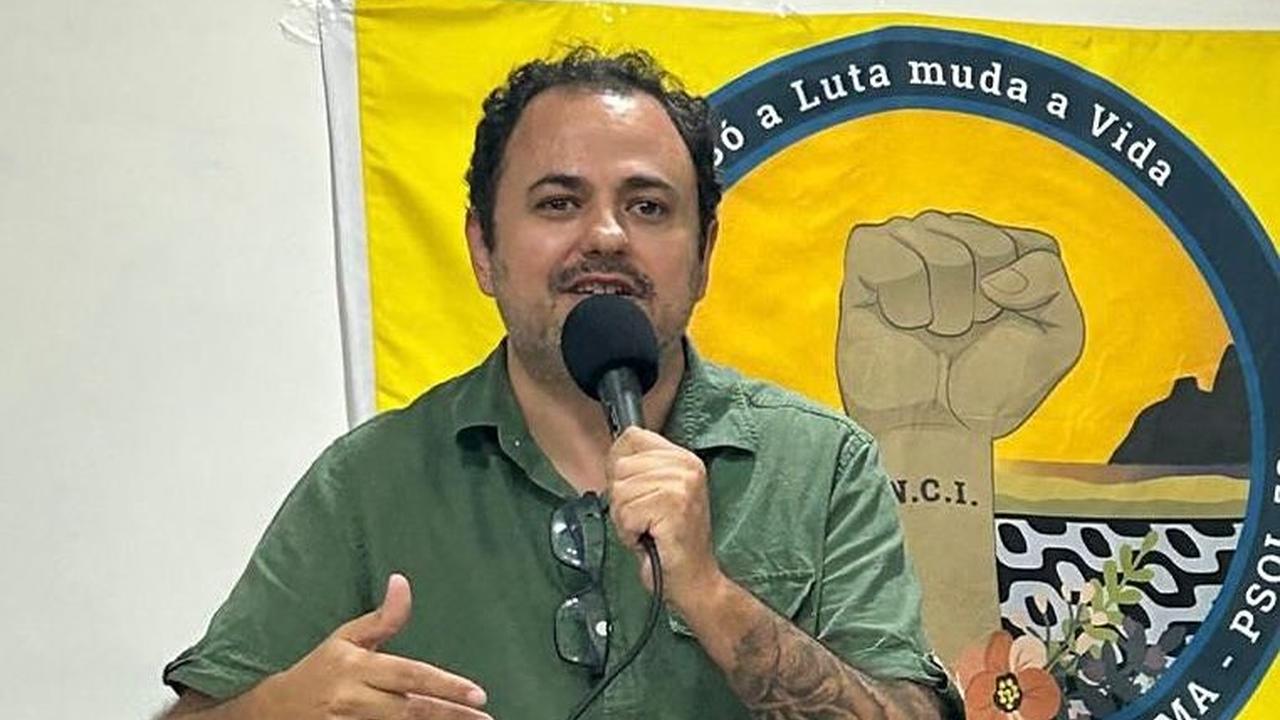 Deputado Glauber Braga discursando em frente a banner, possivelmente em visita a obra.