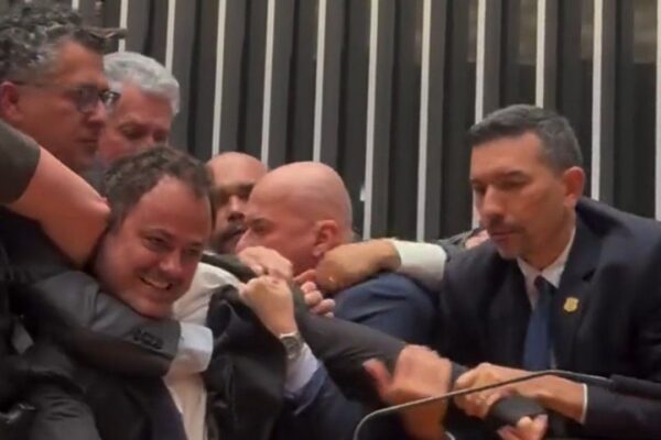 Deputados se confrontam na Câmara: Glauber Braga em meio a tumulto.