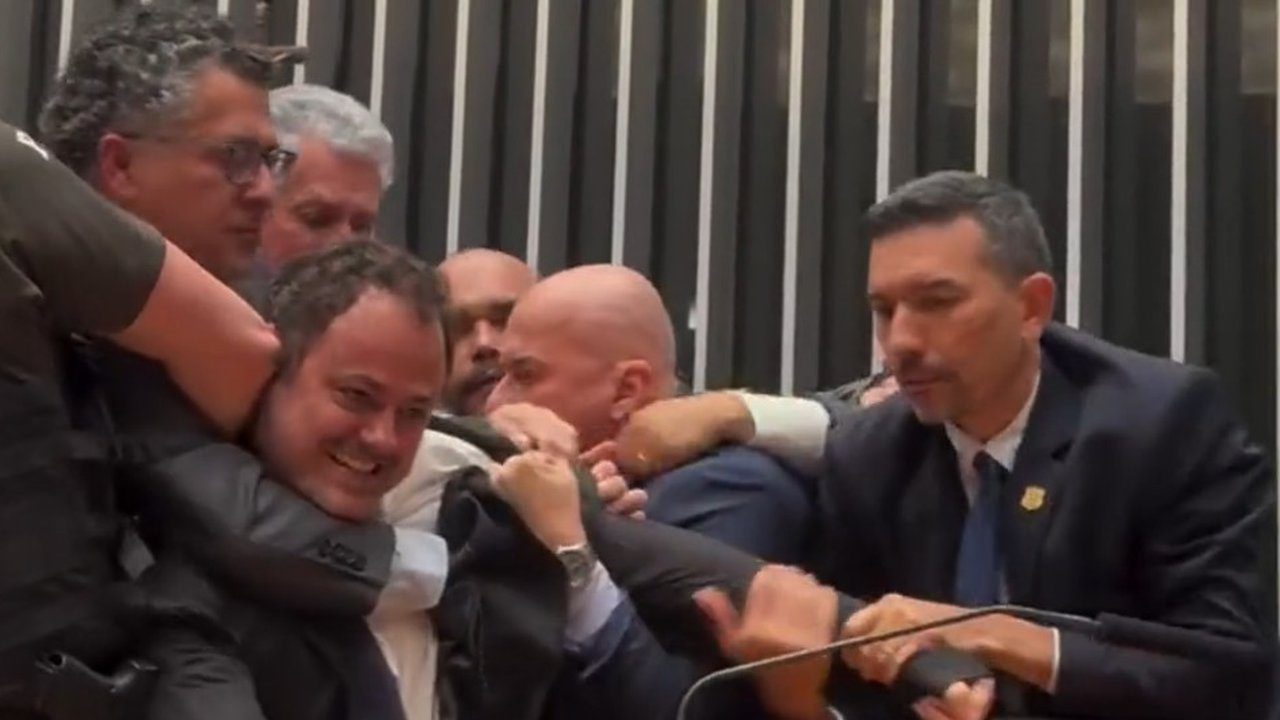 Deputados se confrontam na Câmara: Glauber Braga em meio a tumulto.