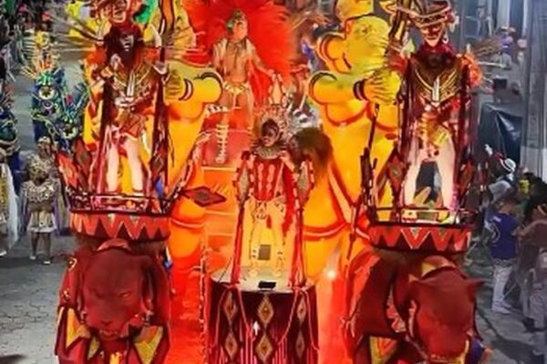 Desfile da escola Globo de Ouro no Carnaval de Nova Friburgo, comissão de frente e alegoria.