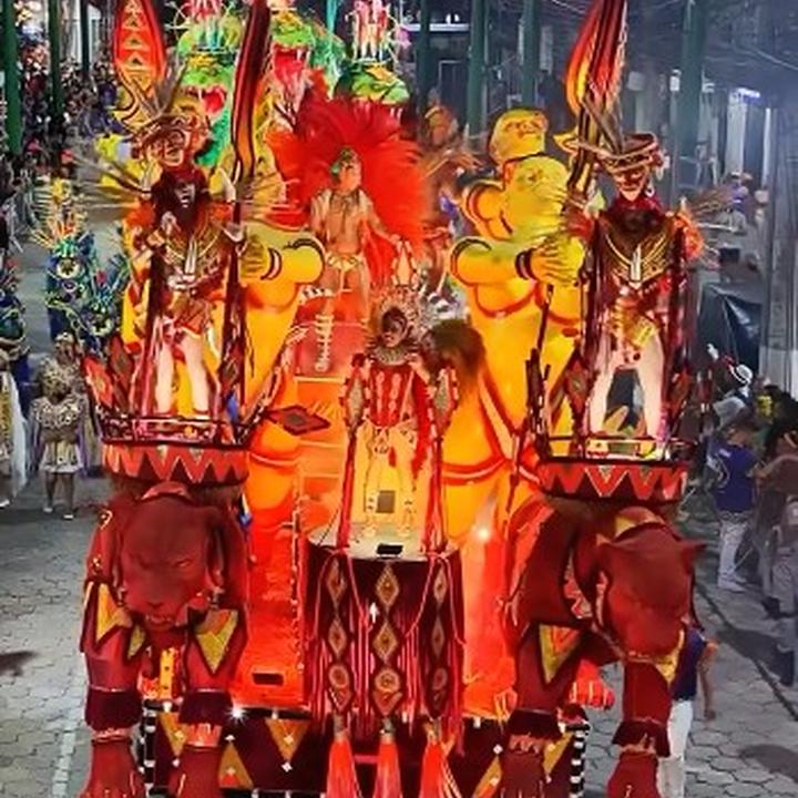 Desfile da escola Globo de Ouro no Carnaval de Nova Friburgo, comissão de frente e alegoria.
