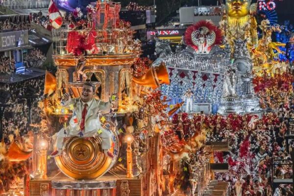 Desfile de escola de samba campeã do carnaval do Rio de Janeiro, comissão de frente e alegoria.