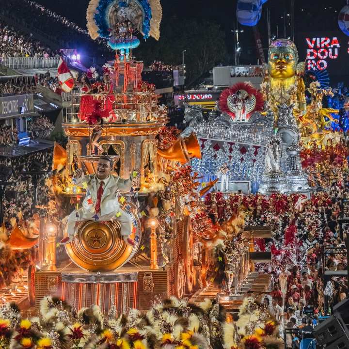 Desfile de escola de samba campeã do carnaval do Rio de Janeiro, comissão de frente e alegoria.