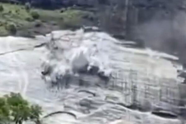 Deslizamento de pedras na Posse, Petrópolis, após fortes chuvas.