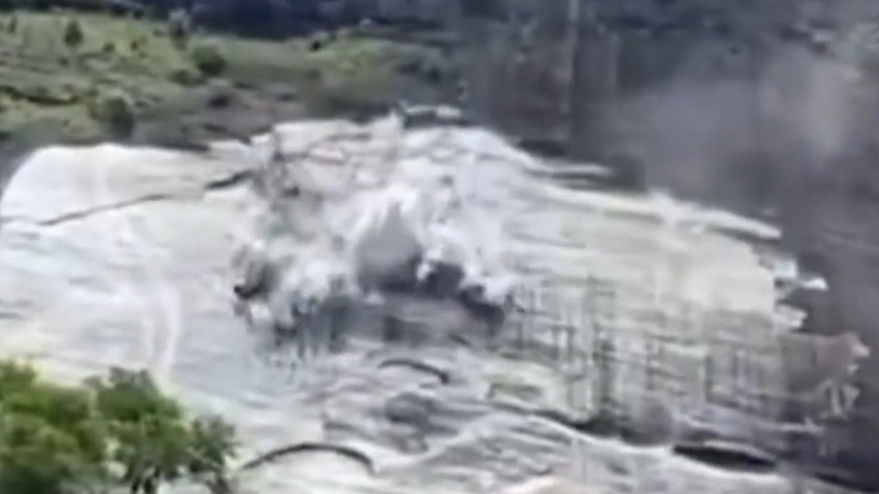 Deslizamento de pedras na Posse, Petrópolis, após fortes chuvas.
