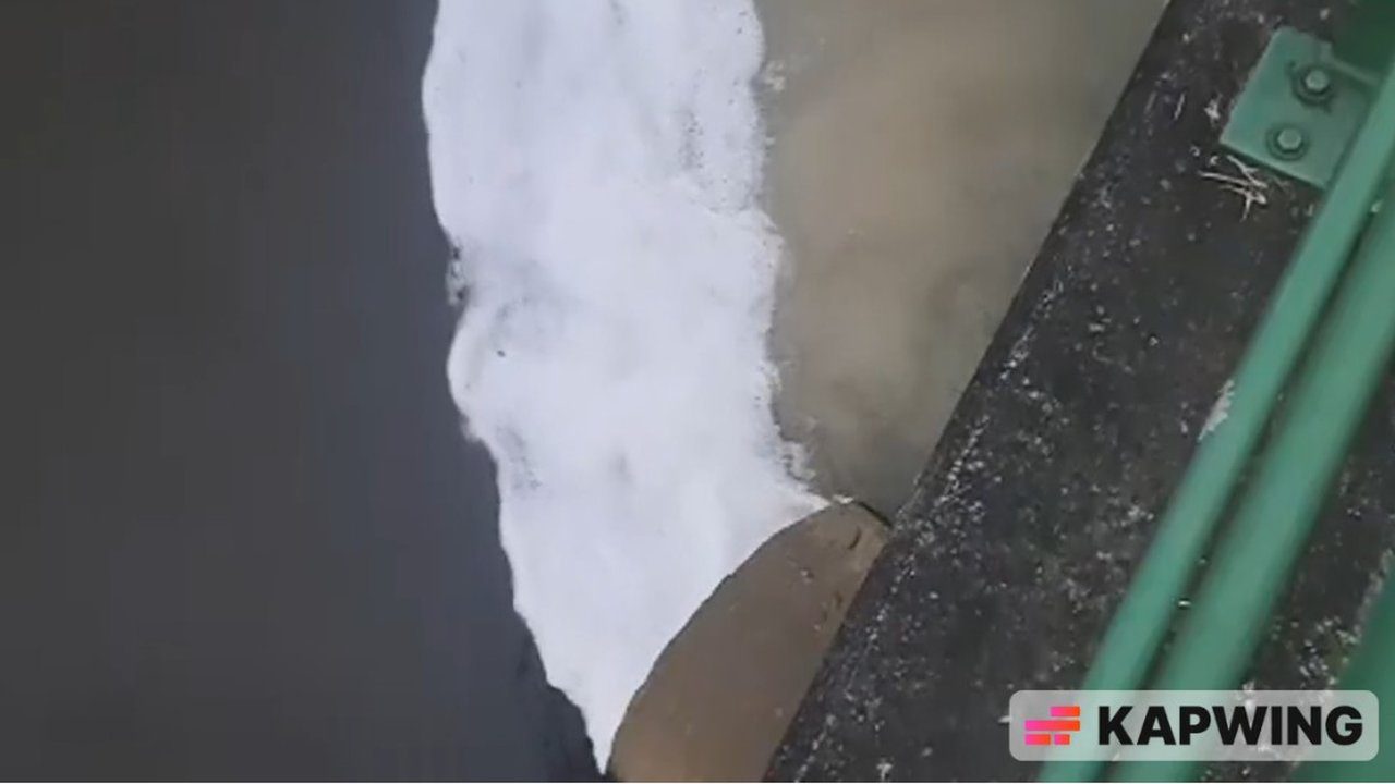 Despejo de líquido branco com espuma no Rio Bengalas, Nova Friburgo. Poluição ambiental.