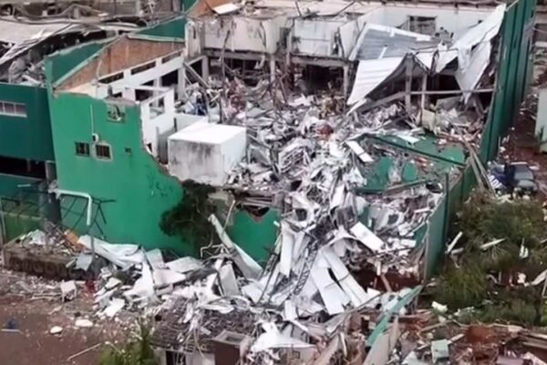 Destruição causada por tornado em Rio Bonito do Iguaçu, Paraná. Edifícios danificados.