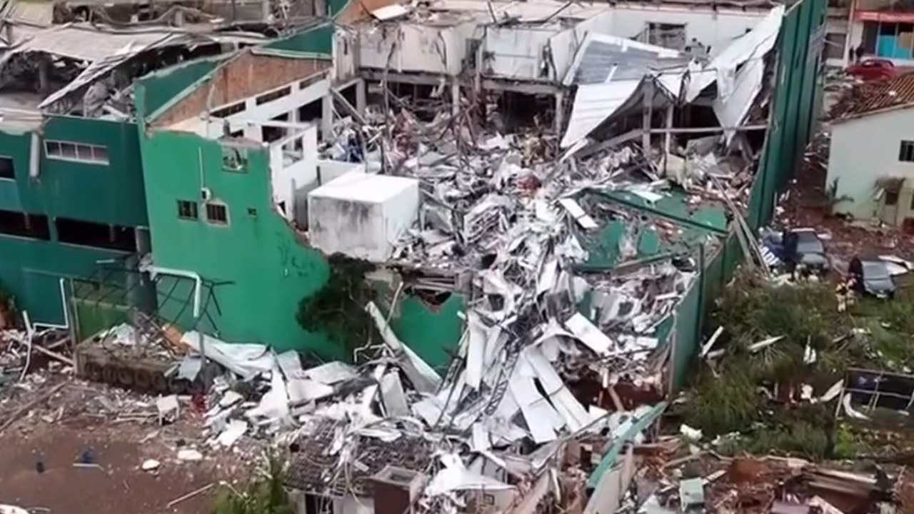 Destruição causada por tornado em Rio Bonito do Iguaçu, Paraná. Edifícios danificados.