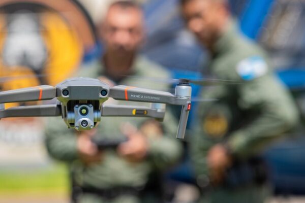 Drone Mavic 2 Enterprise em ação, utilizado pela Polícia do Rio de Janeiro.