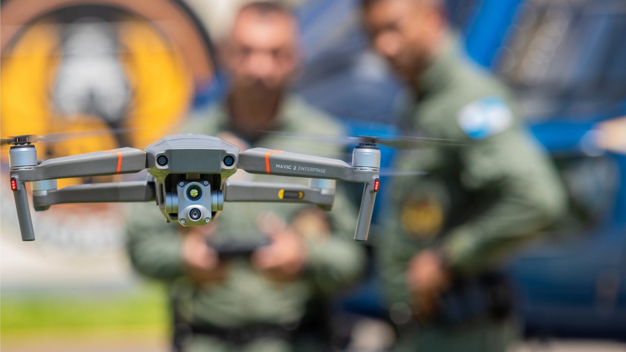 Drone Mavic 2 Enterprise em ação, utilizado pela Polícia do Rio de Janeiro.