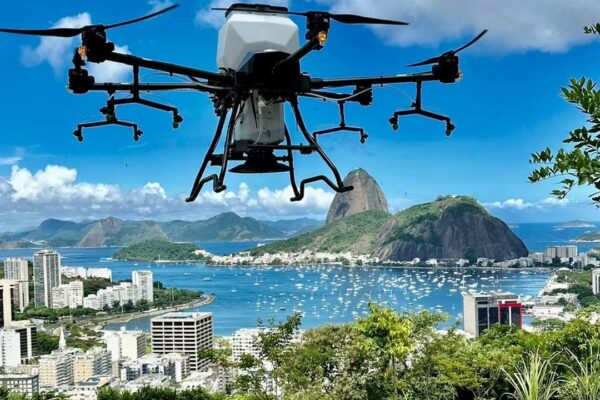Drone sobrevoando o Rio de Janeiro com tempo bom e estável.