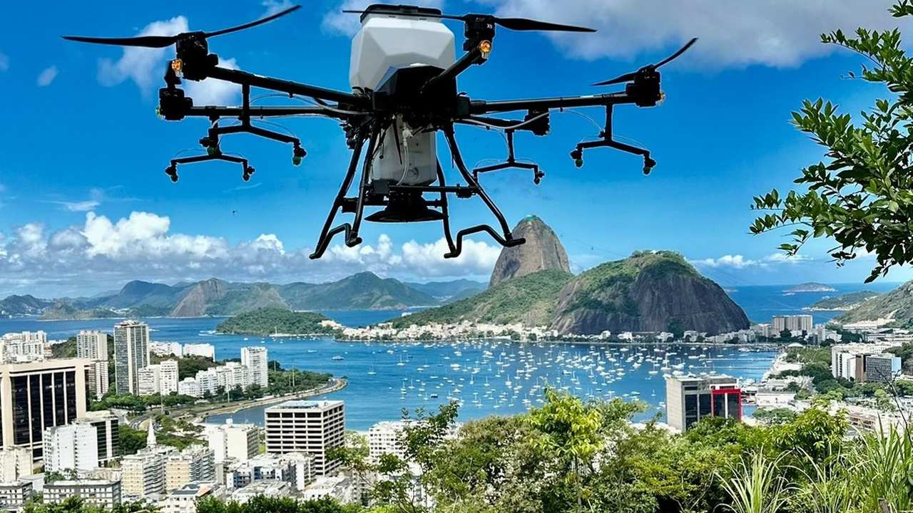 Drone sobrevoando o Rio de Janeiro com tempo bom e estável.