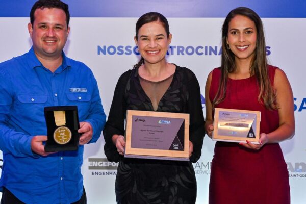 Equipe de Águas de Nova Friburgo recebe prêmio por projeto inovador de gestão de resíduos.