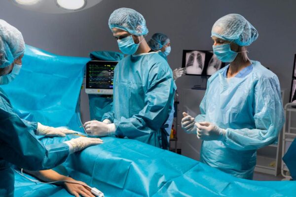 Equipe médica em cirurgia no Hospital Raul Sertã, com suspeita de atendimento privilegiado.