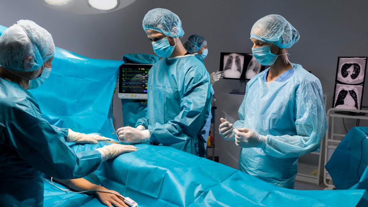 Equipe médica em cirurgia no Hospital Raul Sertã, com suspeita de atendimento privilegiado.