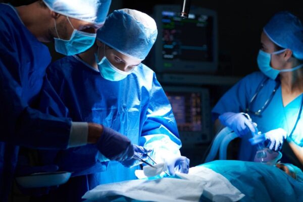 Equipe médica realiza cirurgia em ambiente hospitalar