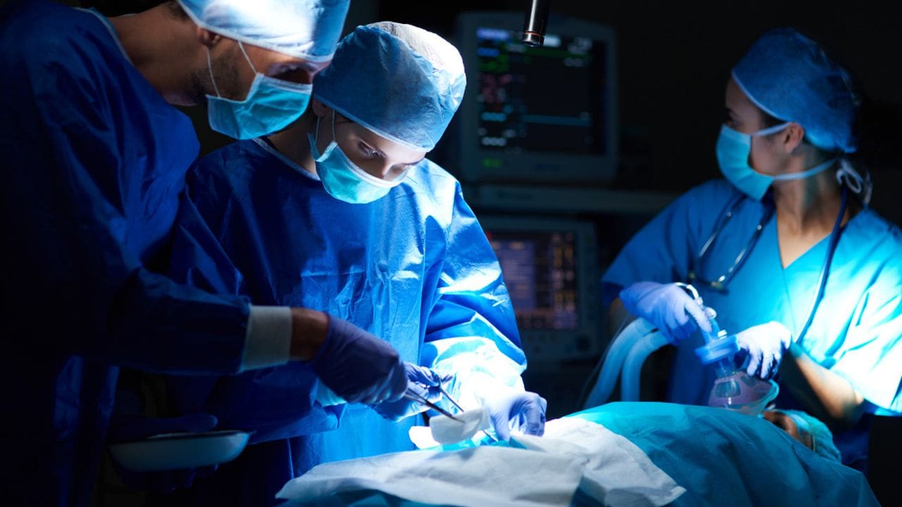 Equipe médica realiza cirurgia em ambiente hospitalar
