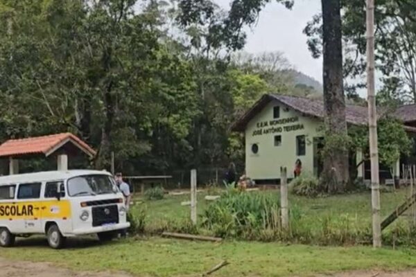 Escola e transporte escolar em Nova Friburgo, com turmas de 1º a 5º ano sendo encerradas.
