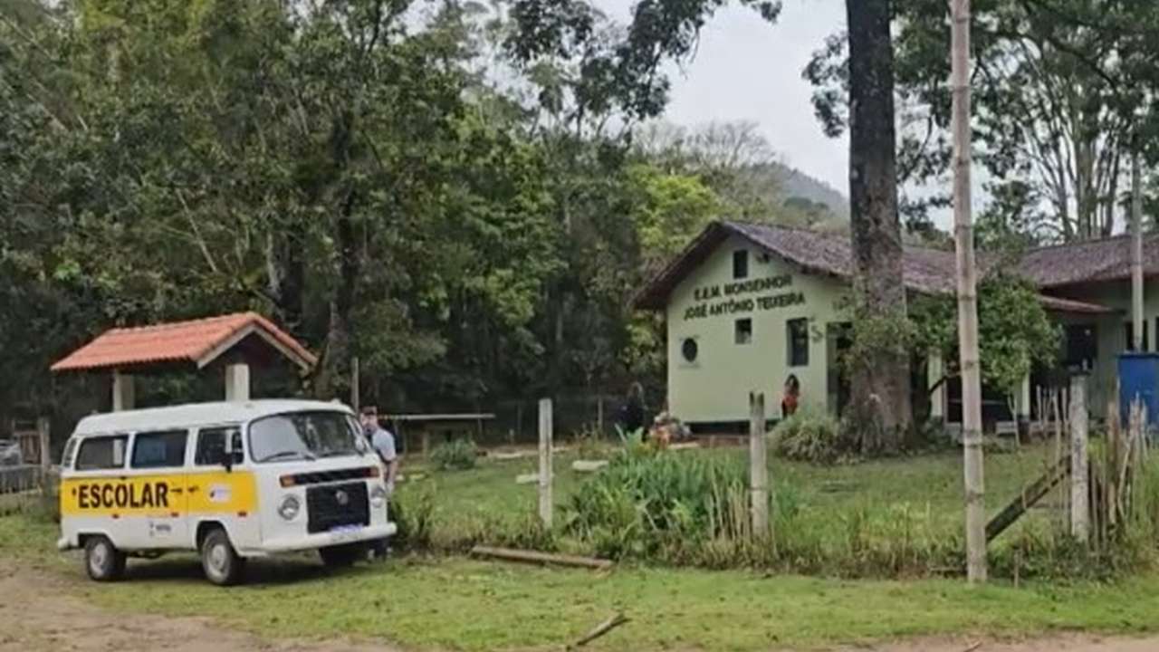 Escola e transporte escolar em Nova Friburgo, com turmas de 1º a 5º ano sendo encerradas.