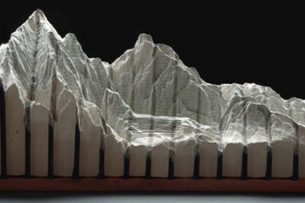 Escultura de montanhas feita de livros por Guy Laramee.