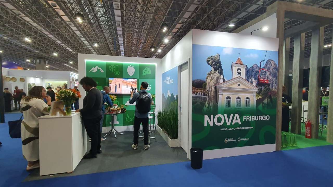 Estande de Nova Friburgo na ABAV Expo 2025, com imagem da cidade e pessoas.