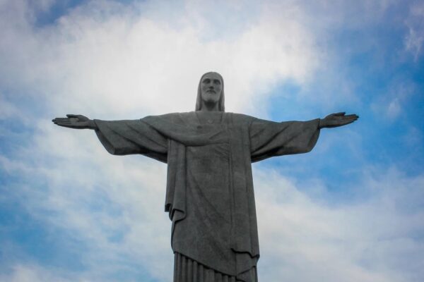 Estátua do Cristo Redentor com céu azul e nuvens no Rio de Janeiro