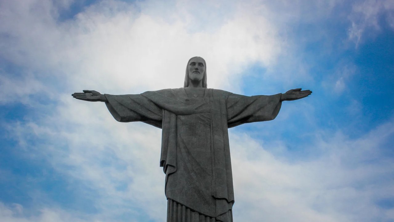 Estátua do Cristo Redentor com céu azul e nuvens no Rio de Janeiro