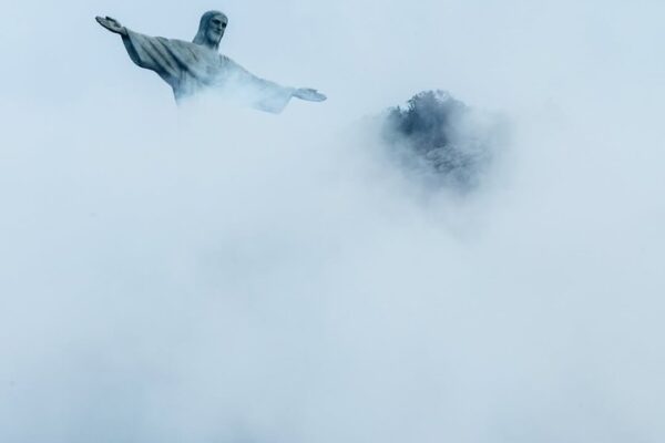 Estátua do Cristo Redentor envolta em névoa no Rio de Janeiro.